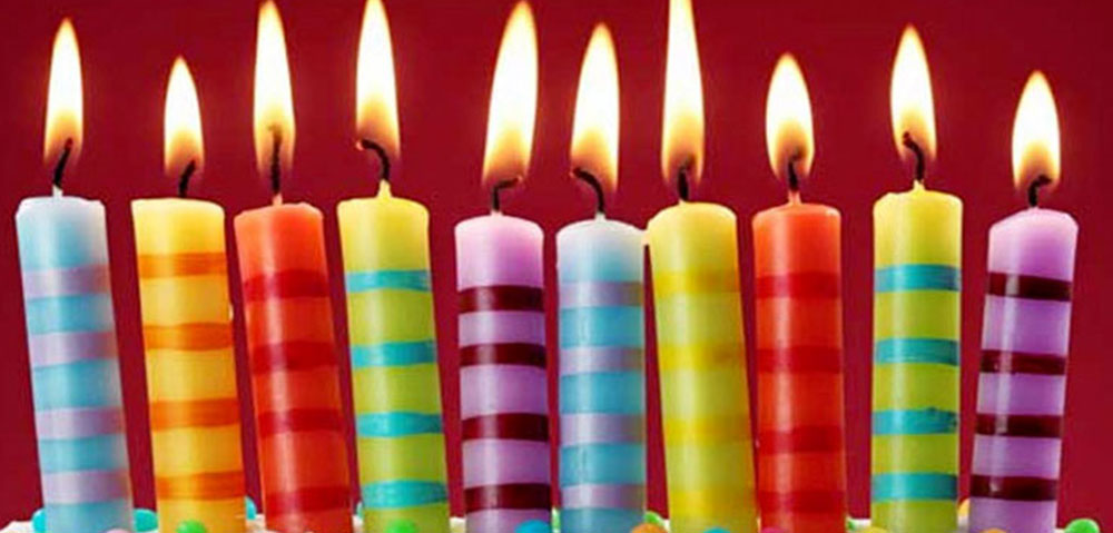 Torta di compleanno con candela che brucia numero 69 Foto stock